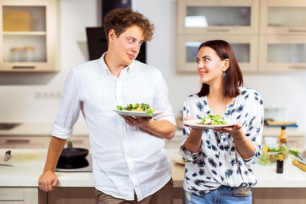 Cặp vợ chồng với đĩa salad
